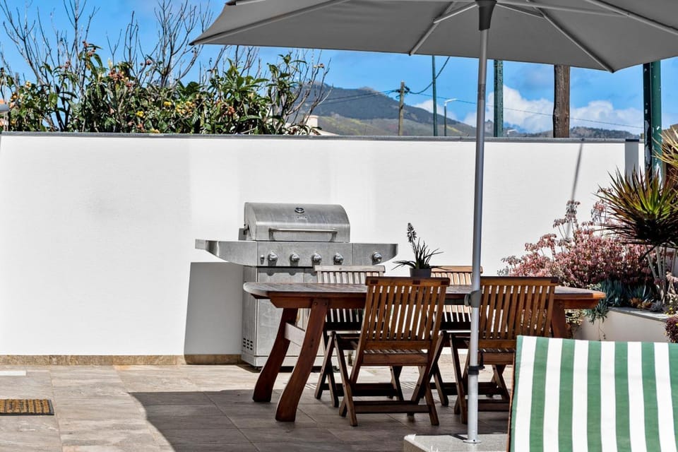 Property building, Balcony/Terrace, Living room