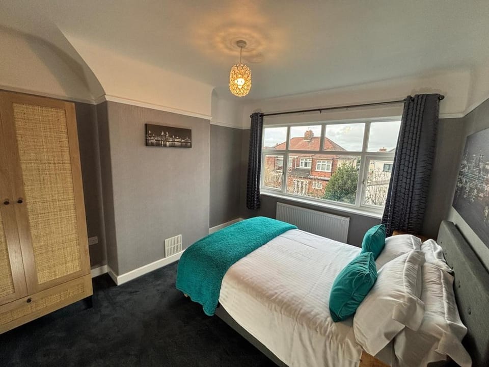 Entire House, Parking, Facilities, sleeps up to 6, suitable for contractors, families or NHS House in Liverpool
