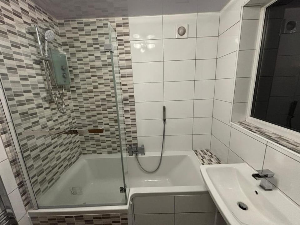 Entire House, Parking, Facilities, sleeps up to 6, suitable for contractors, families or NHS House in Liverpool
