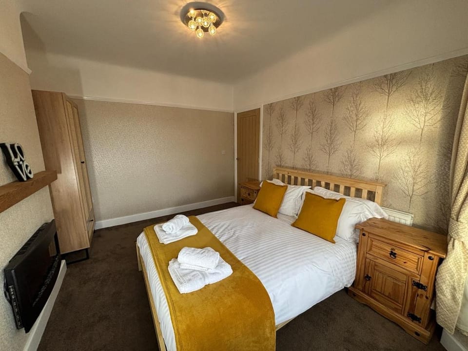 Entire House, Parking, Facilities, sleeps up to 6, suitable for contractors, families or NHS House in Liverpool