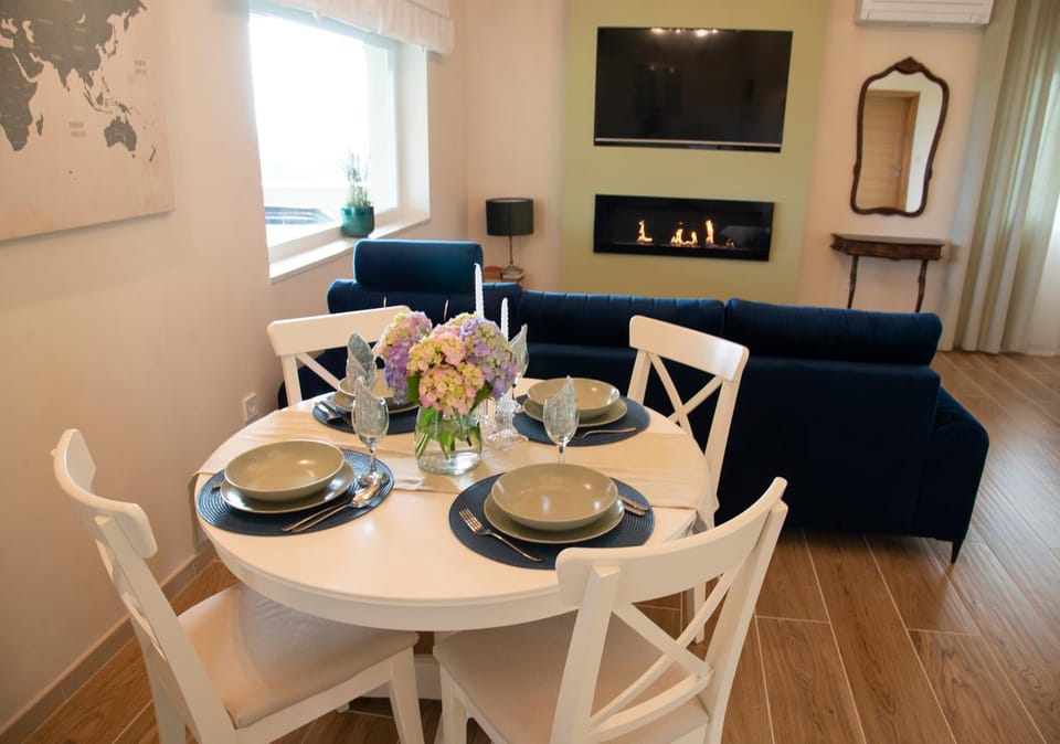 Communal lounge/ TV room, TV and multimedia, Living room, Seating area, Dining area, Evening entertainment