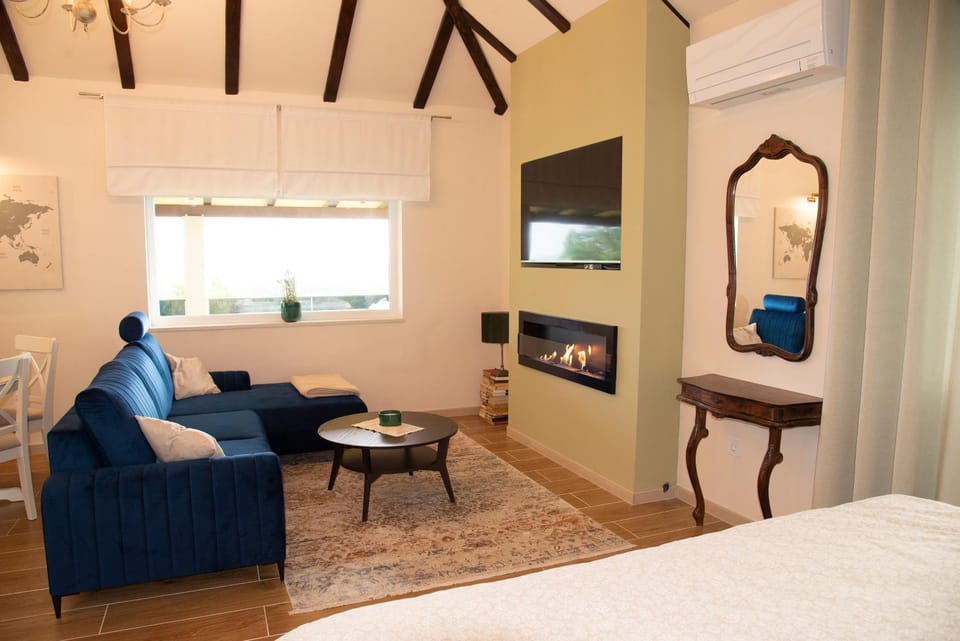 Communal lounge/ TV room, Bed, TV and multimedia, Living room, Photo of the whole room, Seating area, Evening entertainment, Bedroom, hair dresser