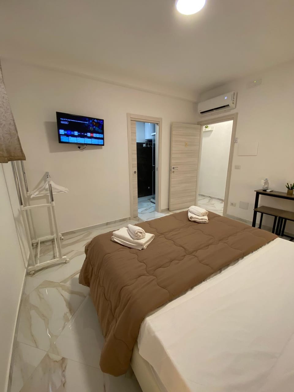 Bed, TV and multimedia, Photo of the whole room, Bedroom, towels, air conditioner