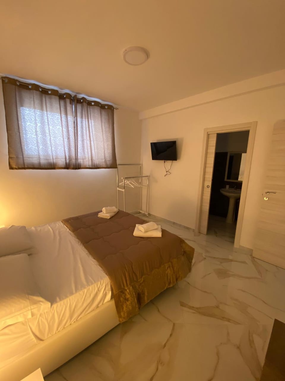 Bed, TV and multimedia, Photo of the whole room, Bedroom, towels