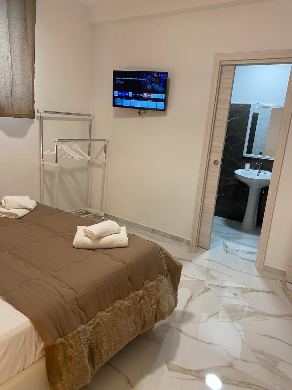 Bed, Bathroom, TV and multimedia, Photo of the whole room, Bedroom, towels