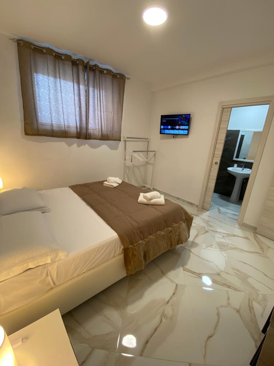 Bed, TV and multimedia, Photo of the whole room, Bedroom, towels