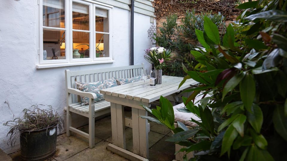 Garden, Seating area, Dining area, Garden view