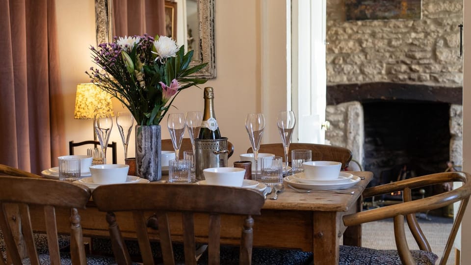 Seating area, Dining area, fireplace