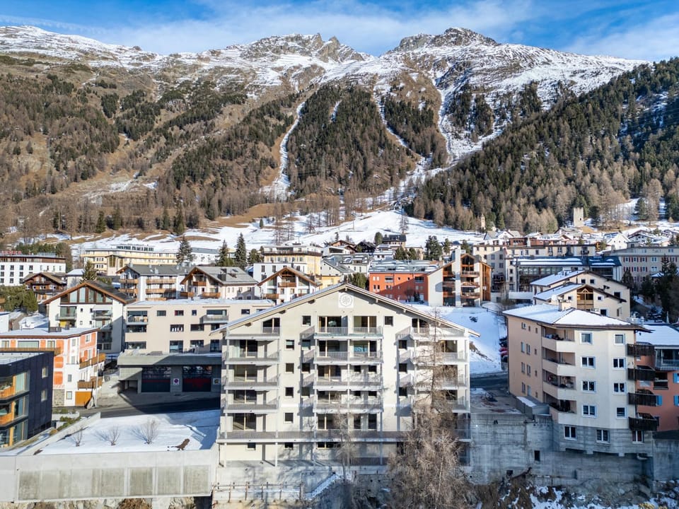 Property building, Nearby landmark, Day, Neighbourhood, Natural landscape, Bird's eye view, Winter, City view, Mountain view, Street view
