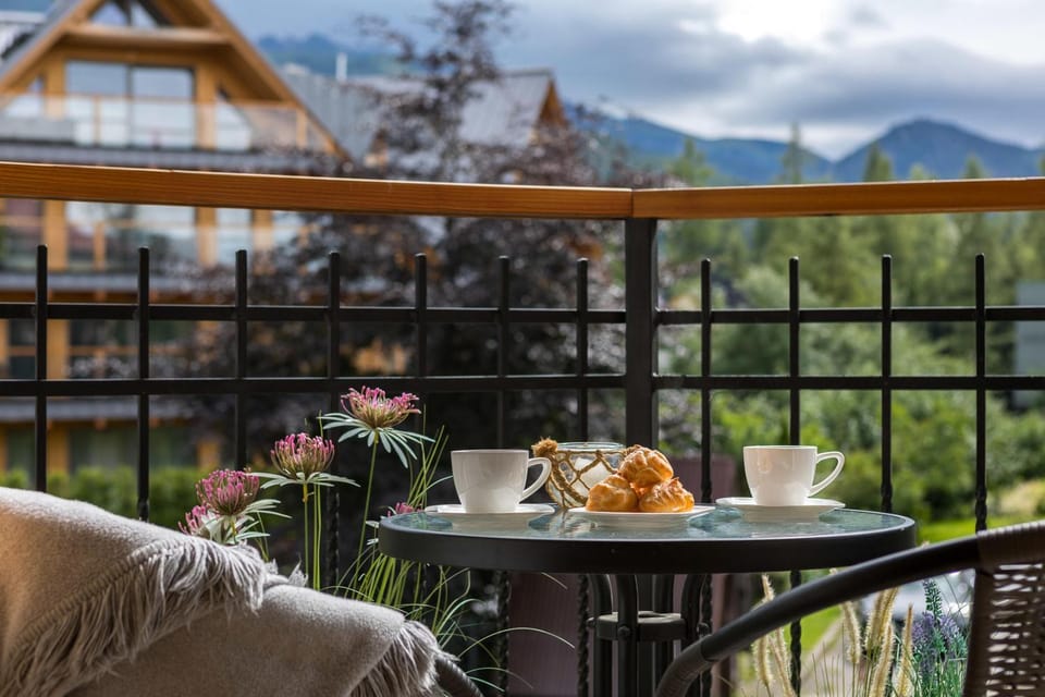 Balcony/Terrace, Seating area, Mountain view