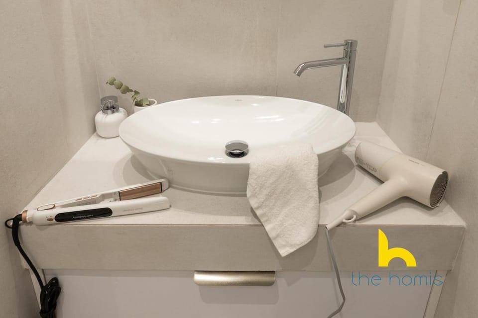Chic Studio Fireplace & Projector Near Acropolis! Apartment in Athens