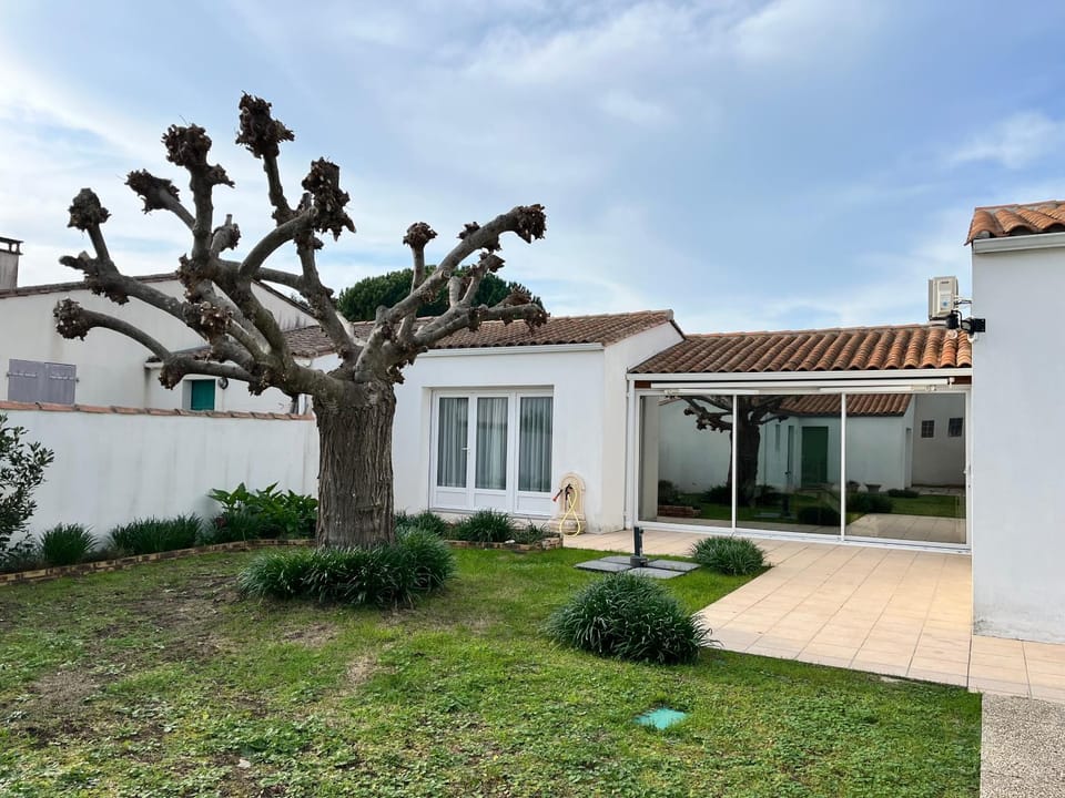 Patio, BBQ facilities, Garden, furniture