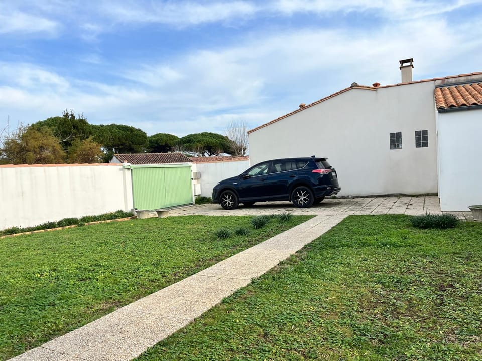 Facade/entrance, Parking