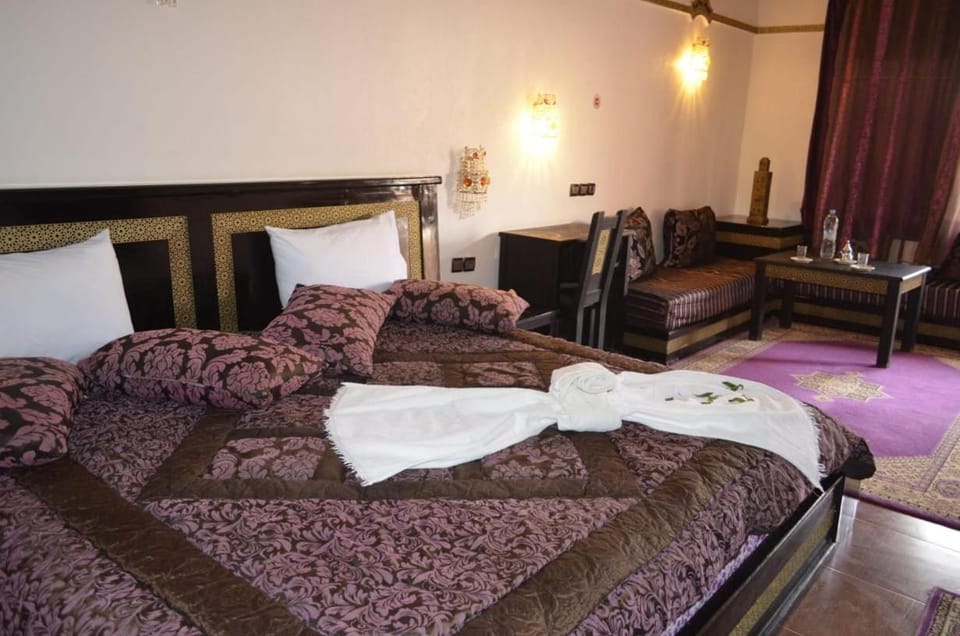 Bed, Living room, Bedroom, towels