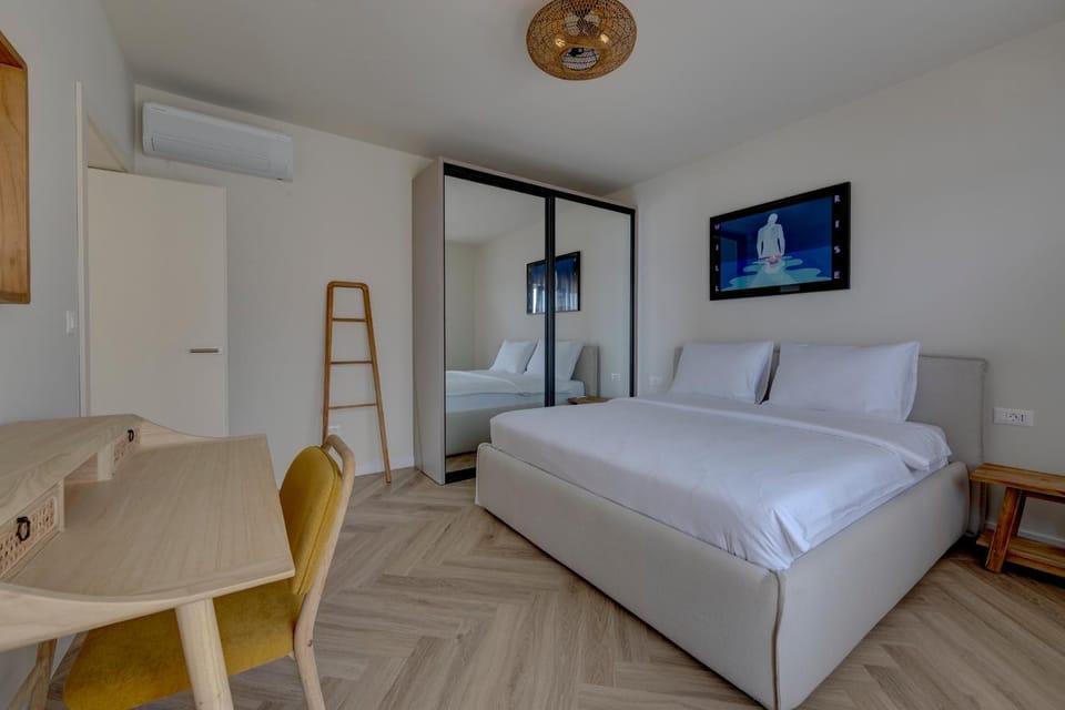 Bed, Photo of the whole room, wardrobe, air conditioner