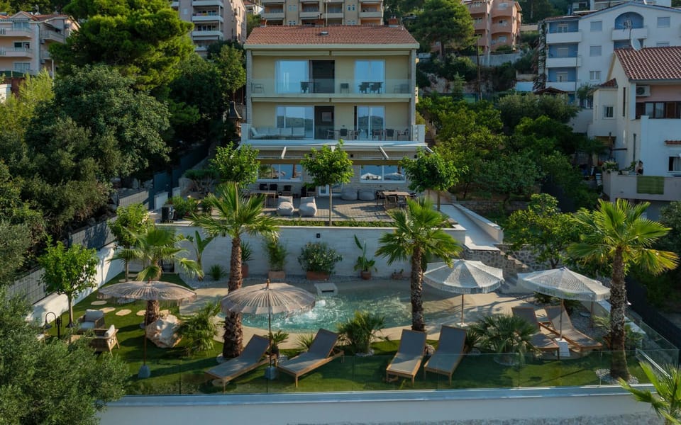 Property building, Day, Garden, Garden view, Pool view, Swimming pool, sunbed