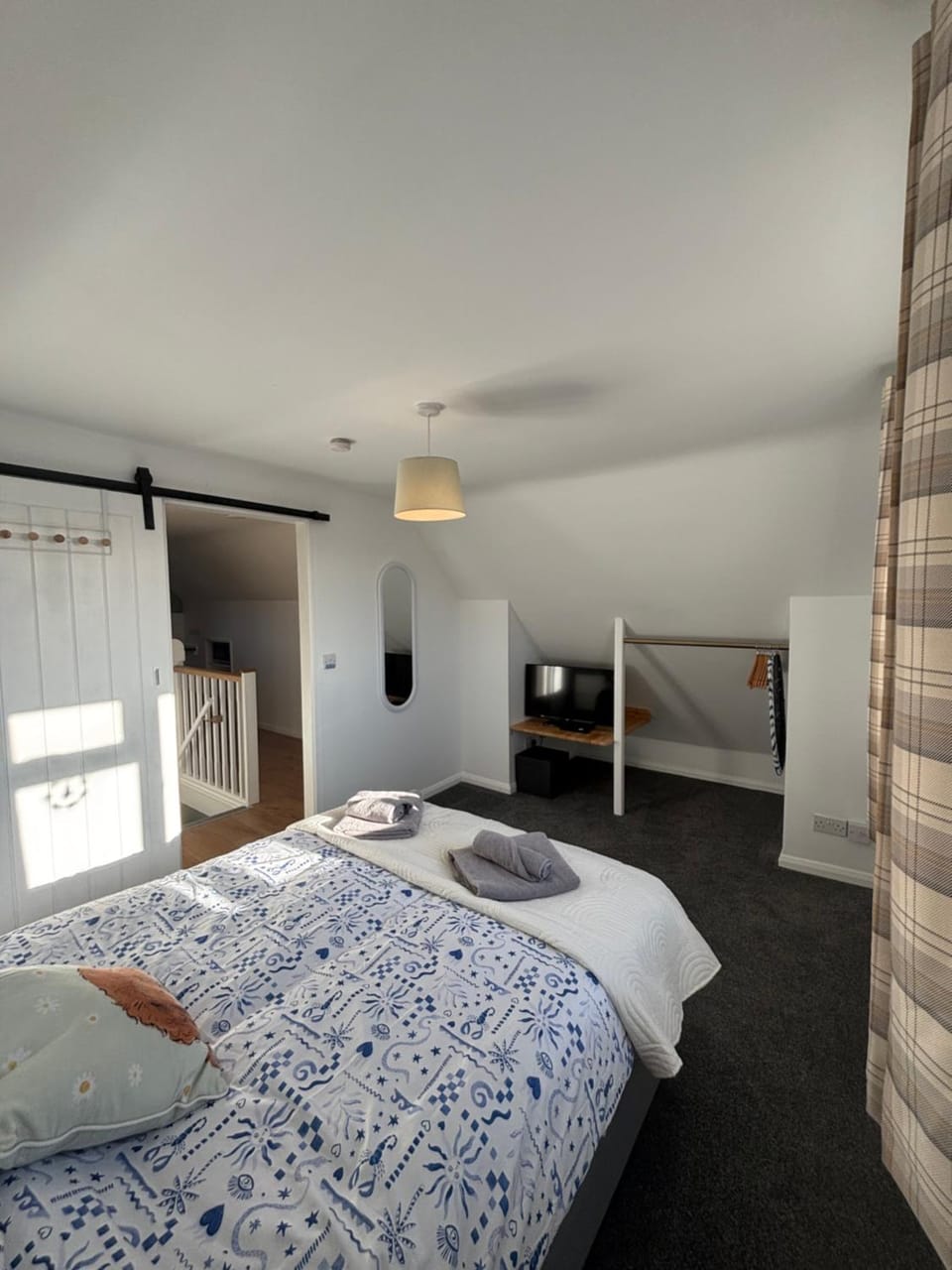 Bed, TV and multimedia, Photo of the whole room, Bedroom, towels