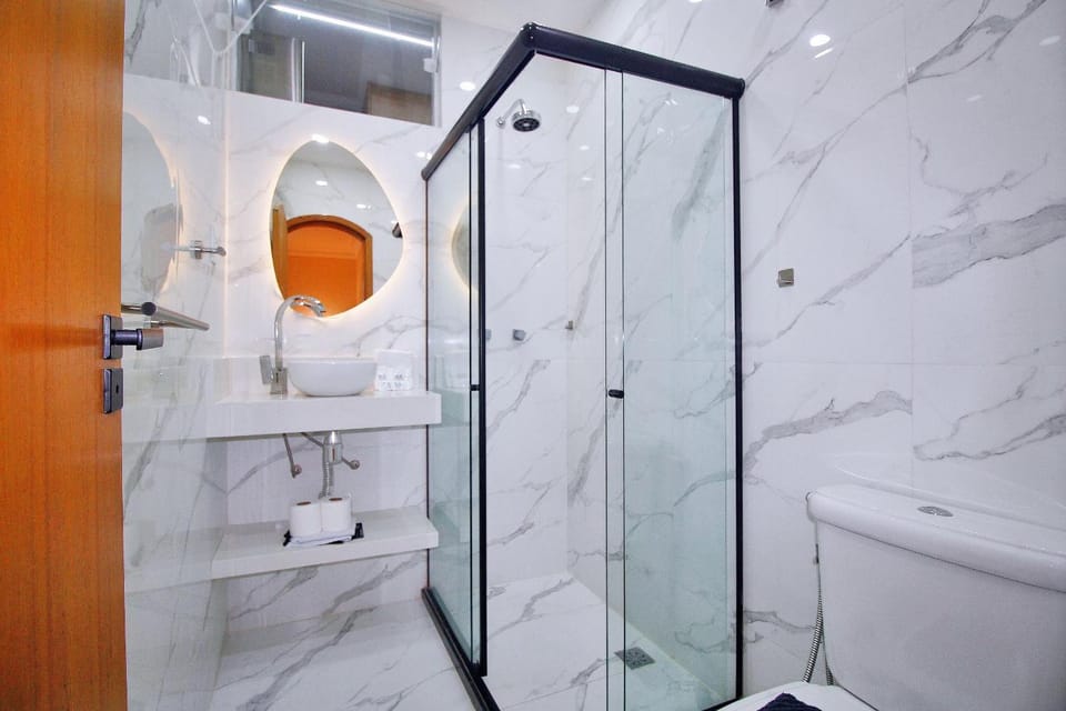 Shower, Toilet, Bathroom, towels