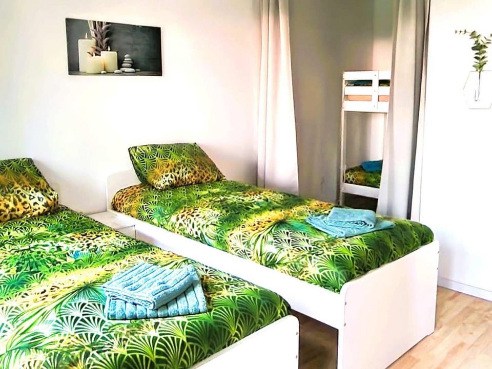 Photo of the whole room, towels