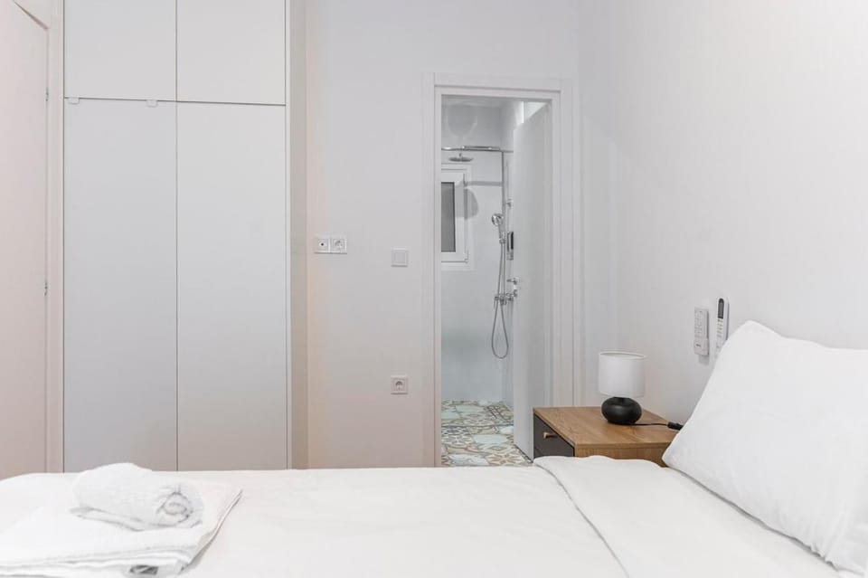 Shower, Bed, Bedroom, towels