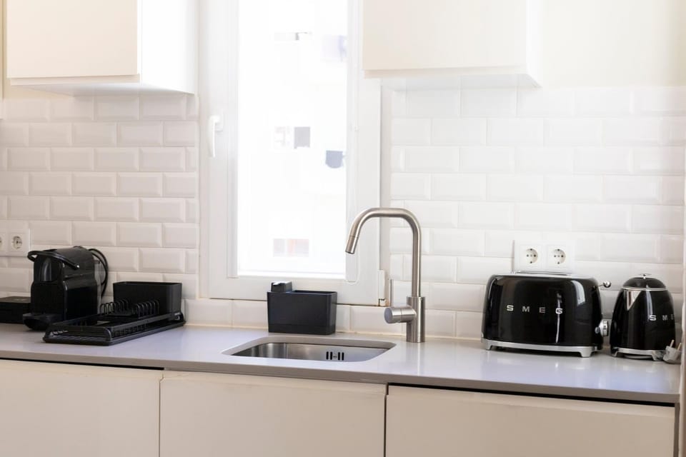 Coffee/tea facilities, Kitchen or kitchenette, stove, toaster