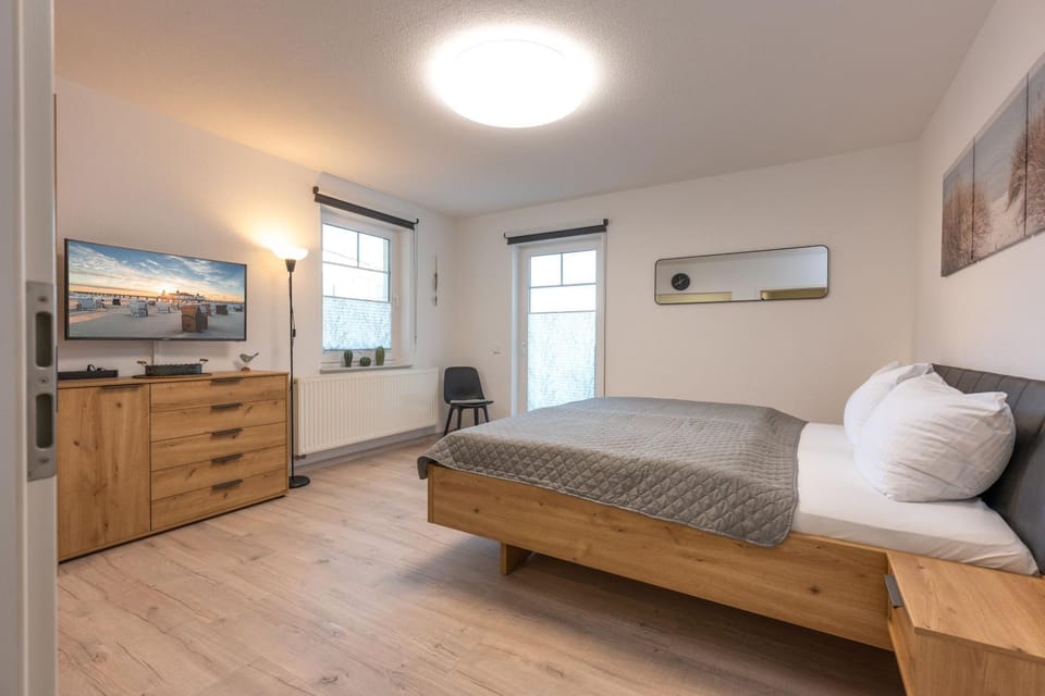 Photo of the whole room, Bedroom