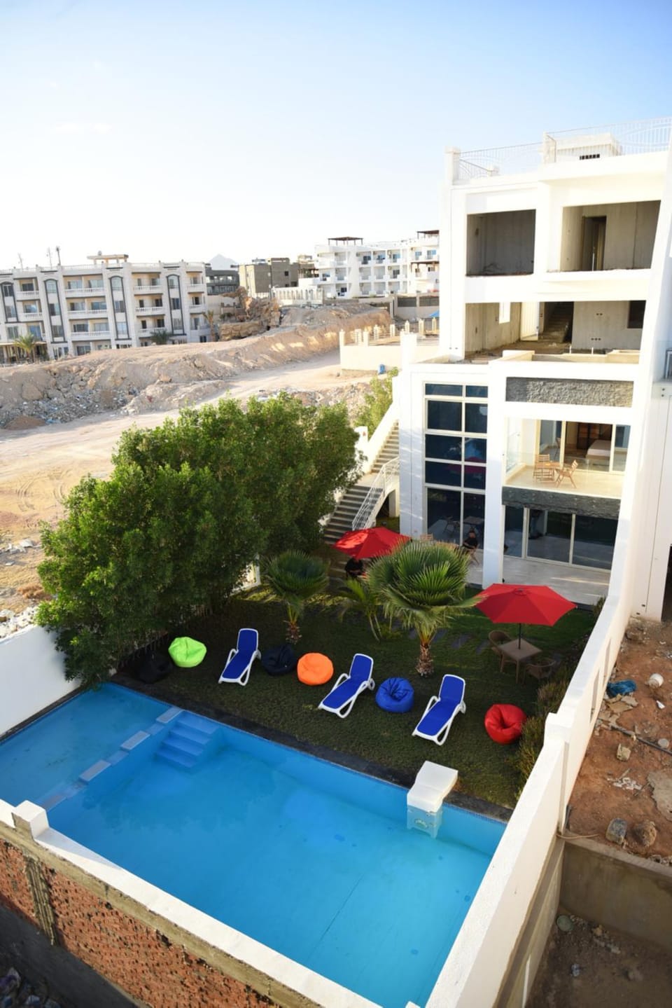 Property building, Patio, Day, Pool view, Swimming pool, sunbed