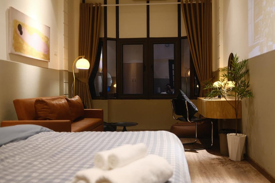 Bed, Living room, Seating area, Bedroom