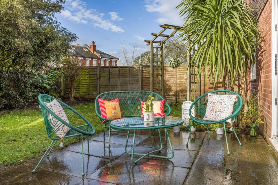 2BR Apartment Free Parking Sleeps 4 Cheltenham Apartment in Cheltenham