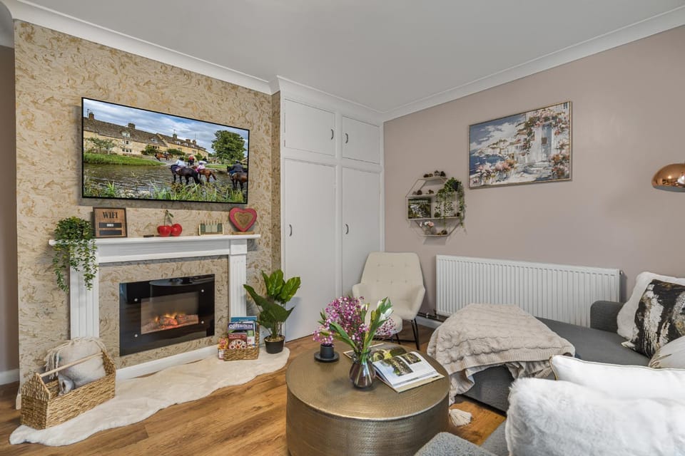 2BR Apartment Free Parking Sleeps 4 Cheltenham Apartment in Cheltenham