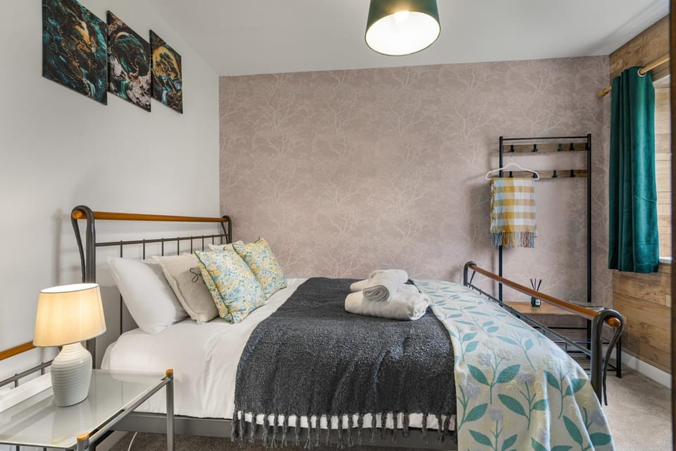 2BR Apartment Free Parking Sleeps 4 Cheltenham Apartment in Cheltenham