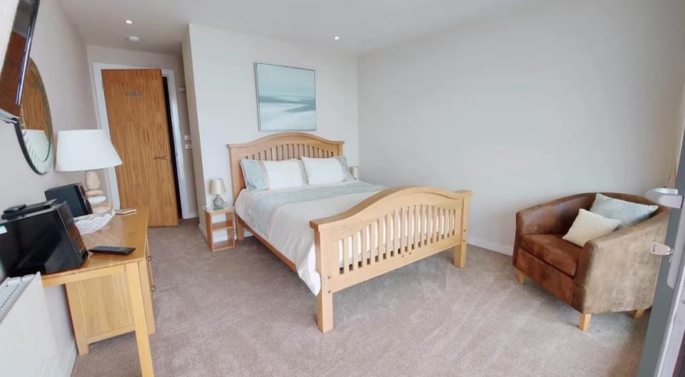 Bed, Seating area, Bedroom, furniture