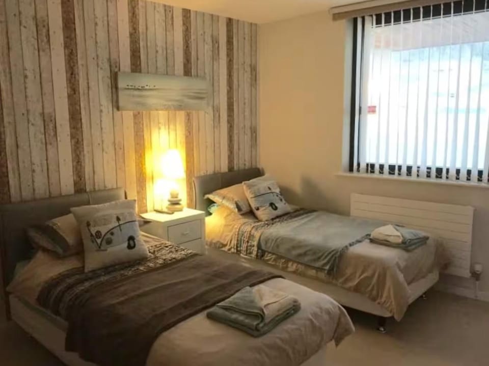 Bed, Bedroom, furniture, towels