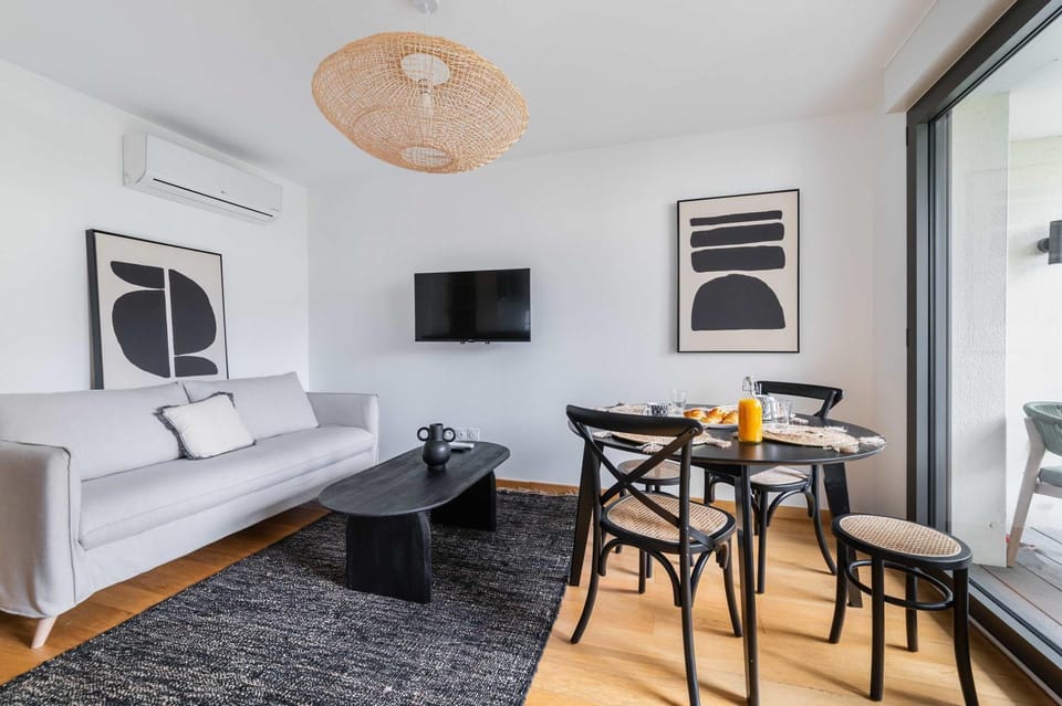 Appartement lumineux avec terrasse Courbevoie - 4P Apartment in Courbevoie