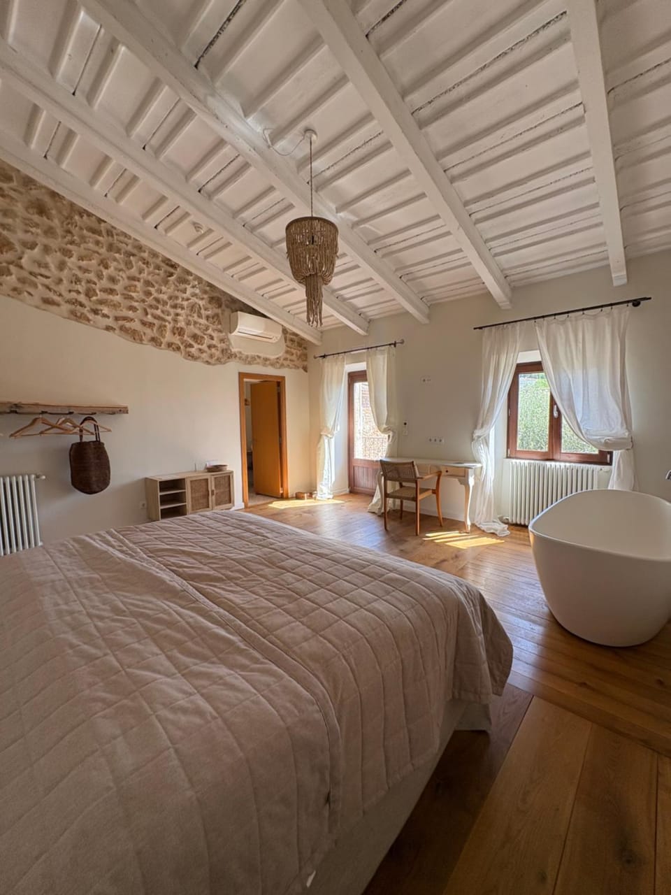 Bed, Photo of the whole room, Bedroom