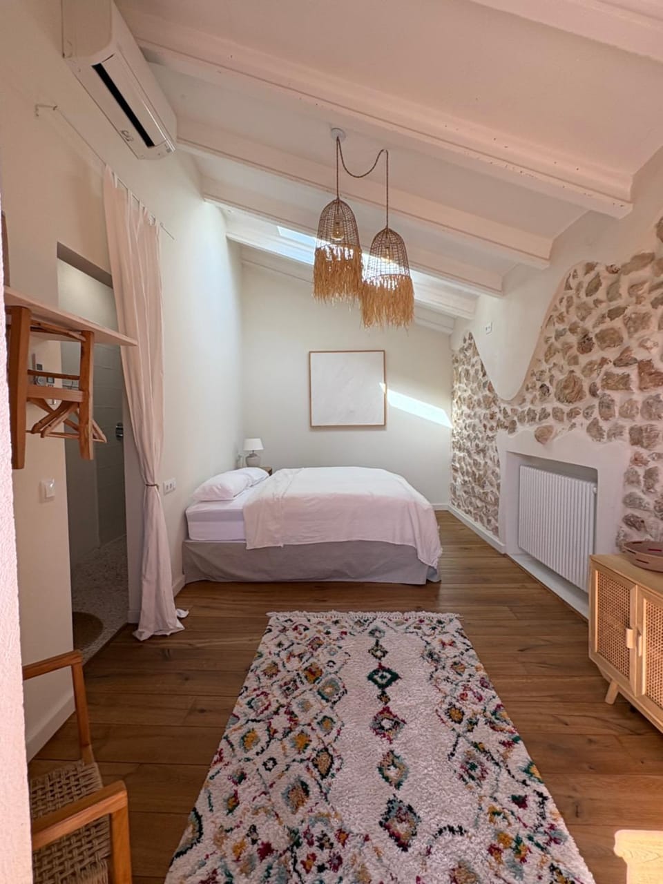 Photo of the whole room, Bedroom