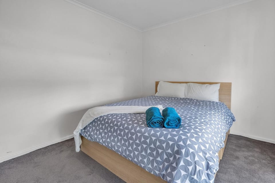 Hoppers Crossing Hideaway Giant Backyard House in Melbourne