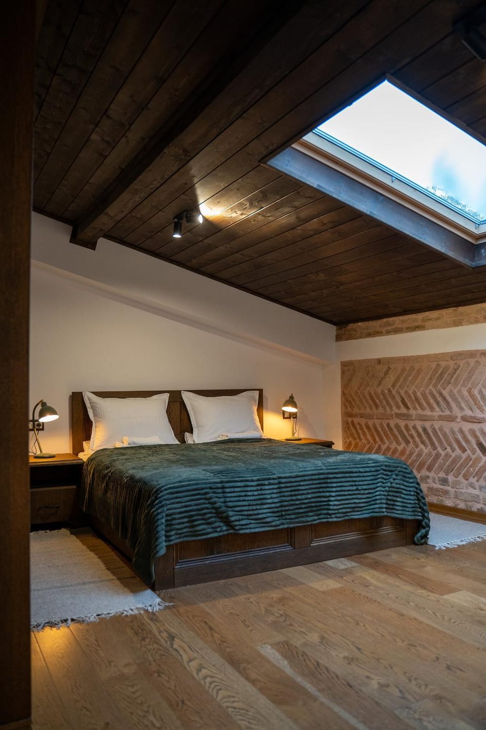 Shower, Toilet, Bed, Bedroom, Landmark view, Drinks, Alcoholic drinks, children, young children, older children, group of guests, Family, Inner courtyard view, dishwasher, fireplace, heating, internet, oven, stove, towels, wardrobe, washing machine, kitchen, acessibility, air conditioner