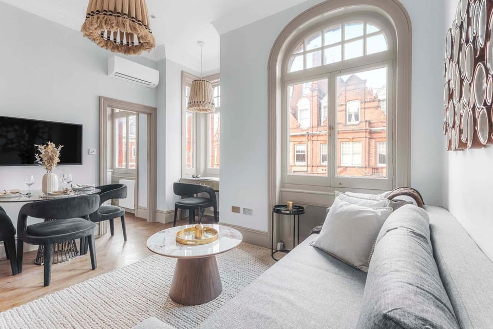 Chic Chelsea Flat Near Harrods Apartment in City of Westminster