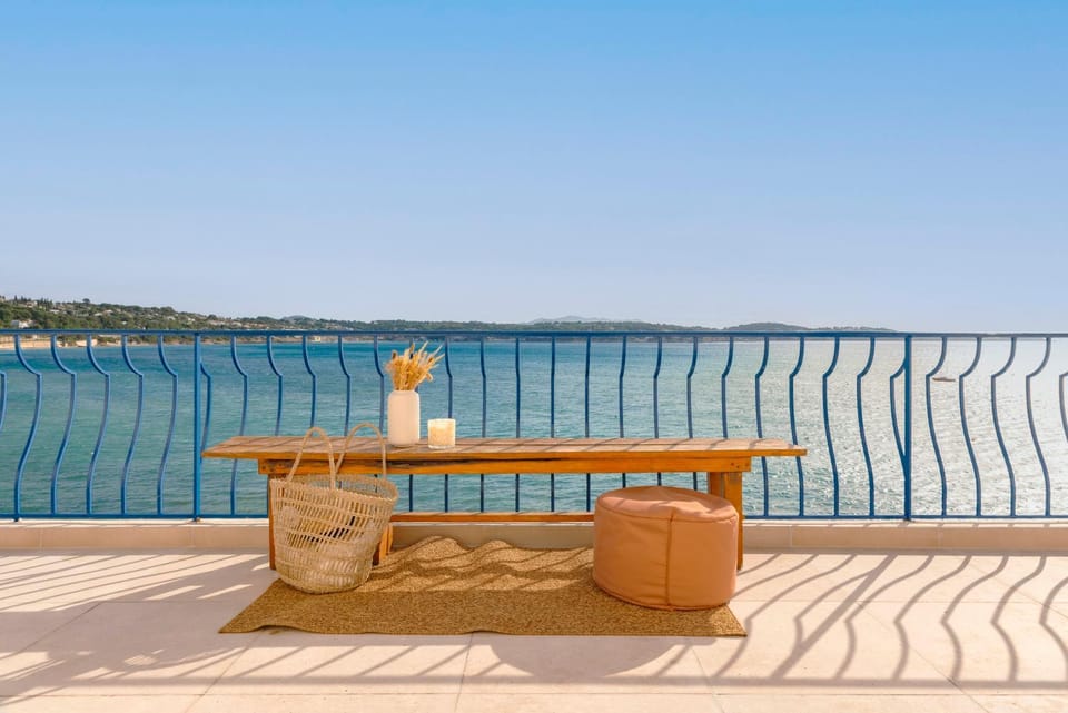 VILLA BLEU HORIZON Bandol - Vue Mer - Plage -Parking- 4 chambres en suite - Terrasse - proche Casino Villa in Sanary-sur-Mer