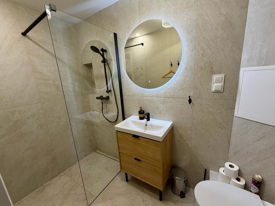 Shower, Toilet, Bathroom, towels