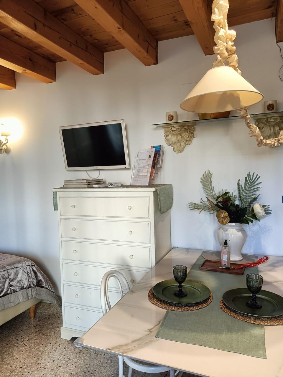 TV and multimedia, Decorative detail, Seating area, Dining area, Evening entertainment, microwave