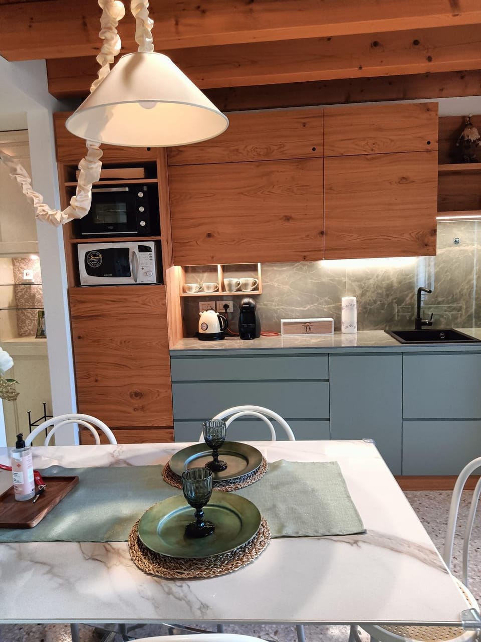 Coffee/tea facilities, Kitchen or kitchenette, Decorative detail, Dining area, dishwasher, microwave, minibar, pet friendly, stove, toaster, kitchen