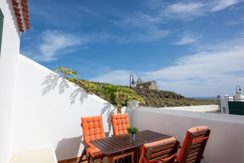 Day, Natural landscape, Balcony/Terrace, Dining area, Mountain view