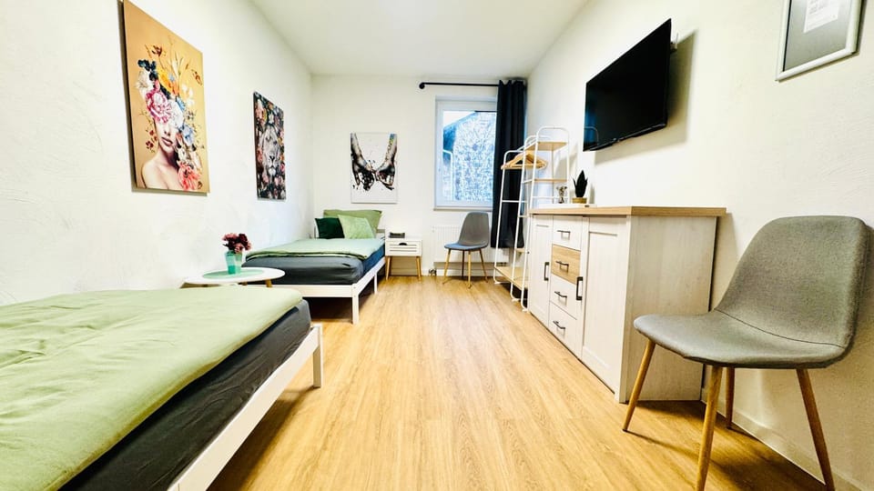 Bed, People, TV and multimedia, Other, Photo of the whole room, Bedroom, Guests, children, young children, older children, group of guests