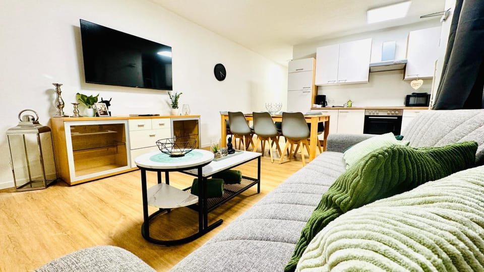 TV and multimedia, Kitchen or kitchenette, Living room, Seating area, Dining area, stove, kitchen