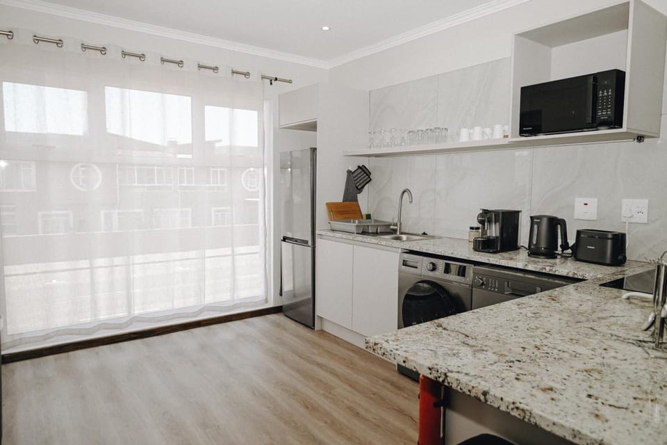 Coffee/tea facilities, Kitchen or kitchenette, dishwasher, stove, toaster, washing machine, dryer