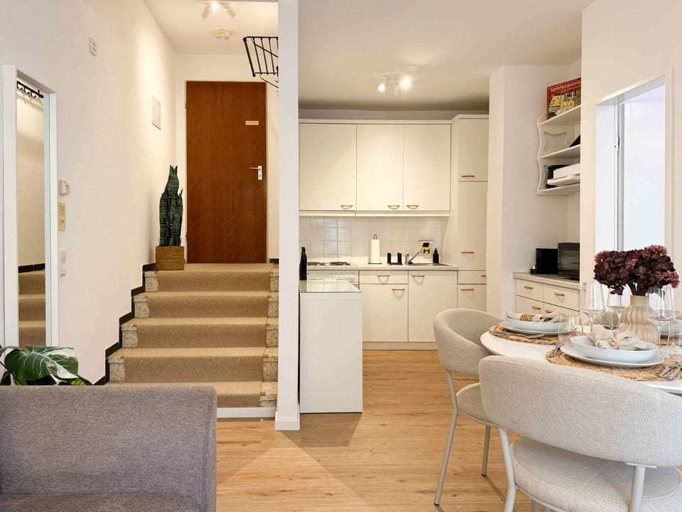 Kitchen or kitchenette, Living room, Seating area, Dining area