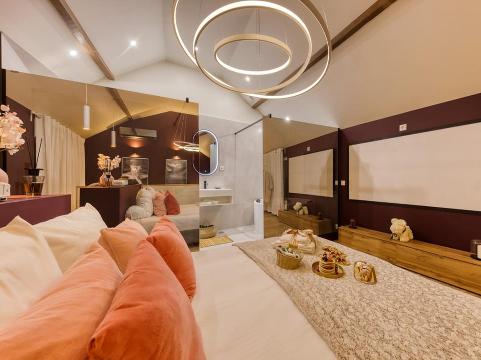 Bed, TV and multimedia, Photo of the whole room, Bedroom