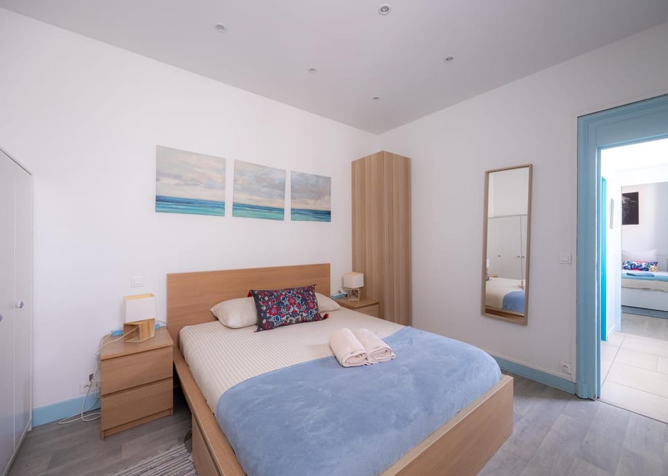 Bed, Photo of the whole room, Bedroom, towels, wardrobe
